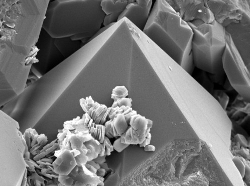Pyramidal quartz overgrowth with kaolinite platelets