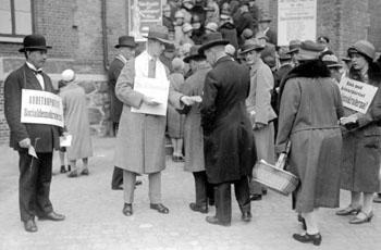 1928 election, party workers handing out ballot papers outside a polling station in Göteborg