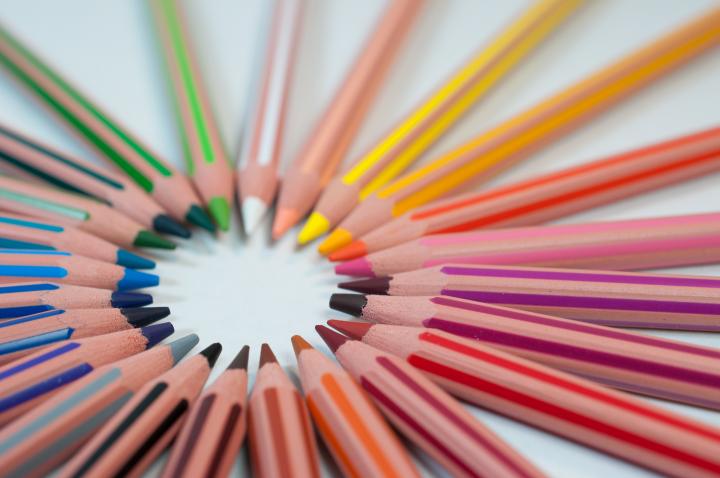 Picture of coloured pencils arranged in a circle