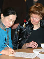 Professor Fu Wei and Professor Rosemary Mander, of Nursing Studies.