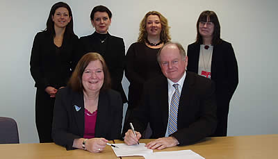 M 090521 Joint PhD programme launched Vice Principal Mary Bownes and Deputy Vice-Chancellor Professor Jim Piper, of Macquarie University, signing the Memorandum of Understanding