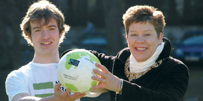 M 100211 Award for Fairtrade activist Ben Miller with Lesley Hinds