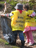 children picking up litter