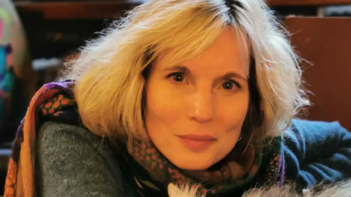 Professor Danielle Gunn-Moore OBE posing with a cat