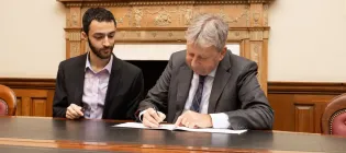 Students' Association Vice President Education, Dylan Walch and the University Principal, Sir Peter Mathieson signing the SEAP.
