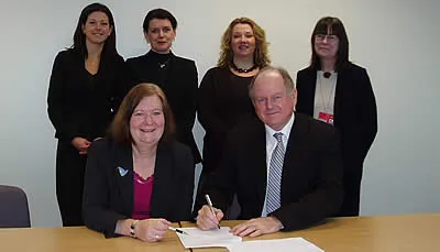 Vice Principal Mary Bownes and Deputy Vice-Chancellor Professor Jim Piper, of Macquarie University, signing the Memorandum of Understanding