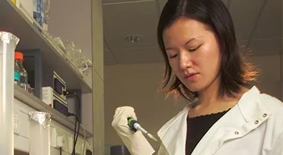 M 150108 Researcher in lab