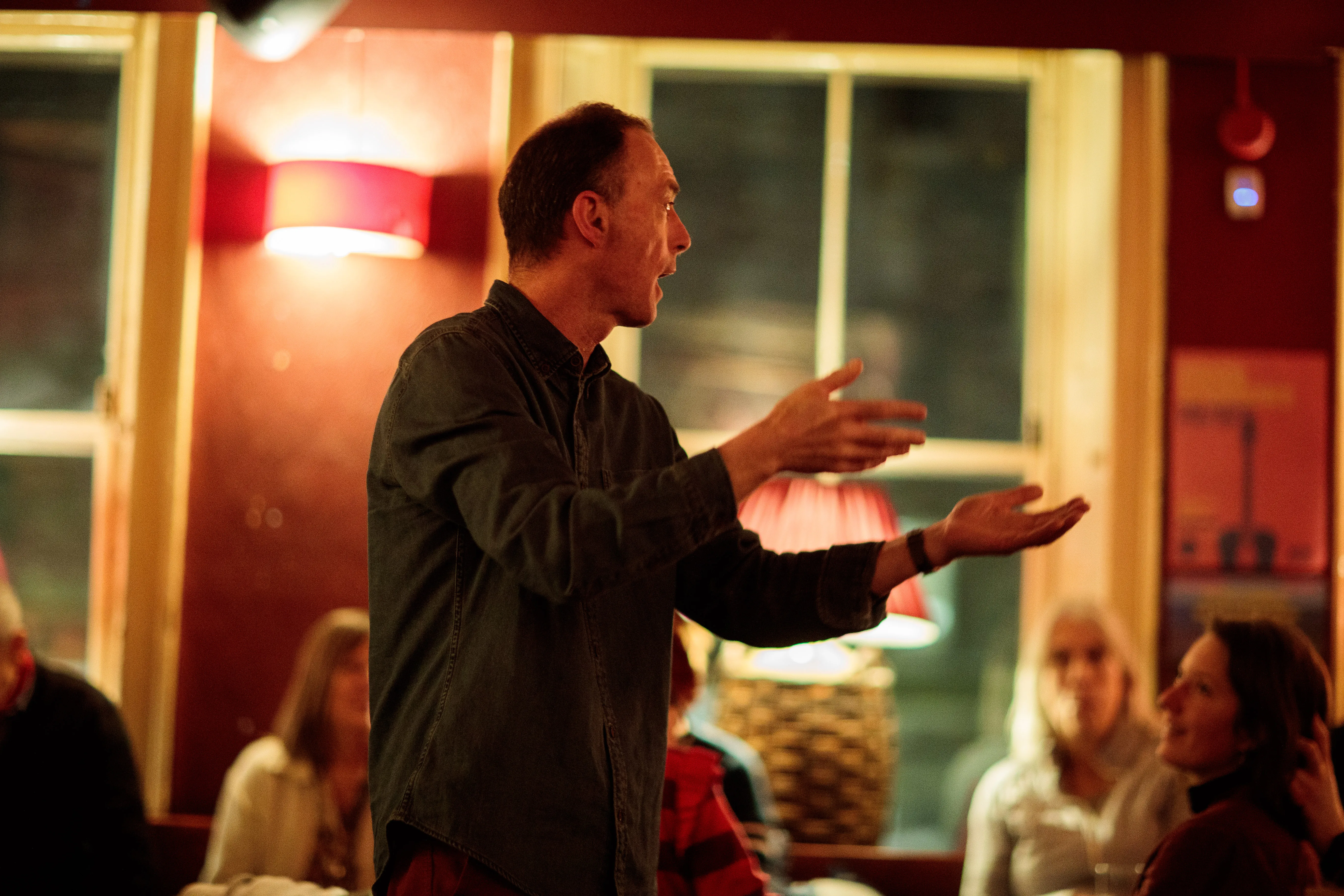 Sgrìobhadair Gàidhlig air Mhuinntireas, Màrtainn Mac an t-Saoir, ag innse sgeulachdan aig oidhche de sgeulachdan dà-chànanach an-uiridh. 