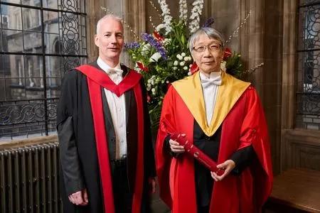 Professor Kunio Awaga accepting his honorary degree.