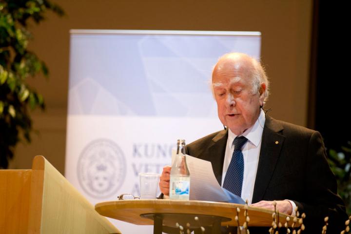 Professor Peter Higgs presents his Nobel lecture entitled "Evading the Goldstone Theorem" to an audience in Stockholm.