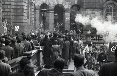 Crowds in Old College quad in the 1920s 