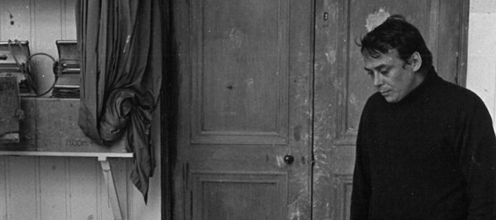 Günther Uecker rigging up his ‘banging door’ installation in studio C.03 (August 1970). Photo