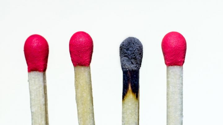 Photograph of 4 matches, with the third one having been burnt and used. 