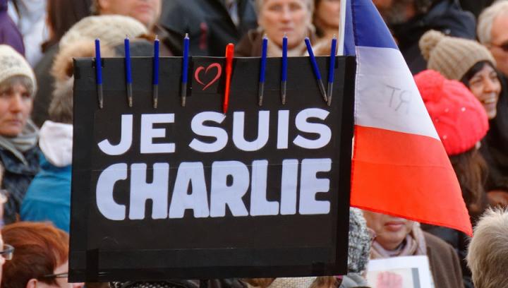 Crowd with banner "Je suis Charlie"