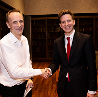 Image of Iain Murray receiving his award from Richard Horton, FMedSci (Editor of the Lancet)