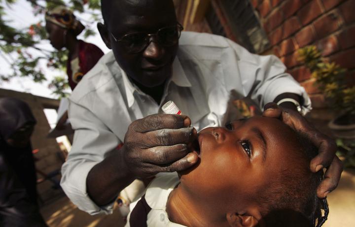 Nigerian schoolgirl vaccinated against polio