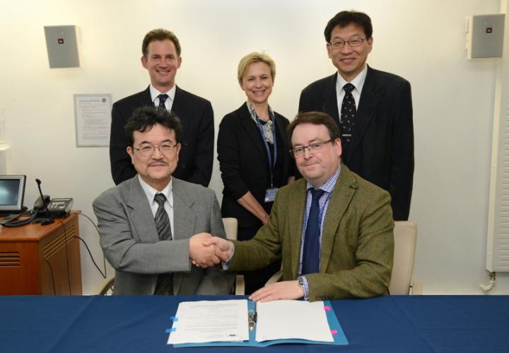 Professor Yasuhiro Kon , Dean of the Graduate School of Veterinary Medicine, Hokkaido University, and Professor Toshio Tsubota