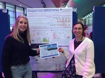 Tissue Repair Student Lizi Hegarty receiving poster prize