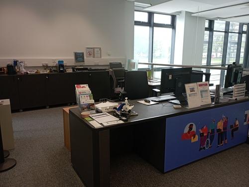 A photograph of a help desk in the Noreen and Kenneth Murray library.