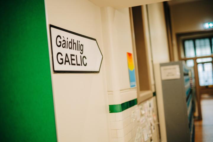 Bilingual Gaelic sign. 