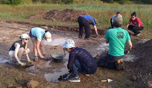 HCA archaeology students