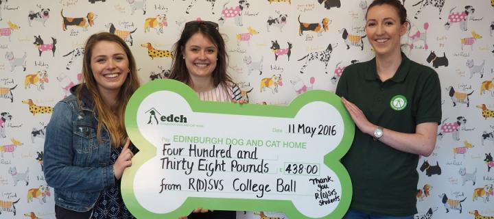 Vet students with the cheque for Edinburgh Dog and Cat Home