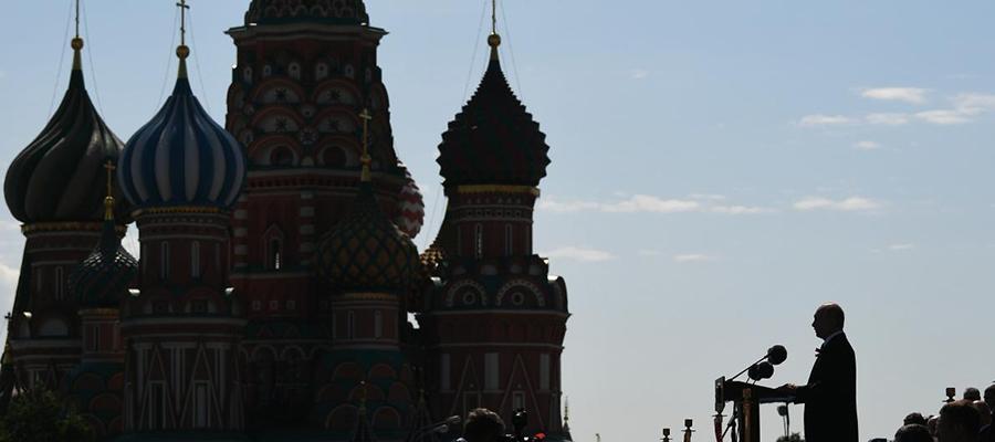 Image of Putin addresses Red Square