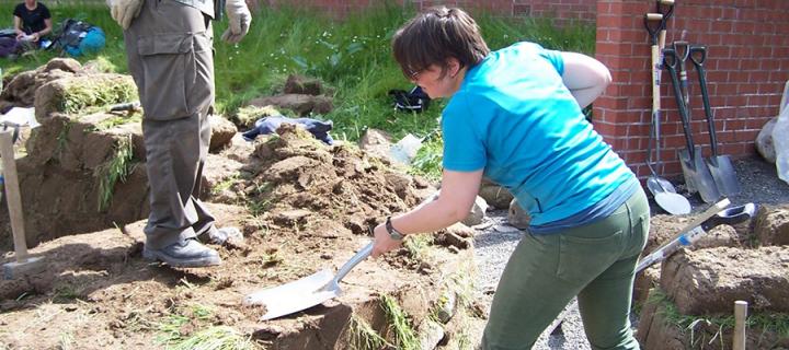 Building a demonstration turf wall at the EBUKI Clayfest in June 2015 