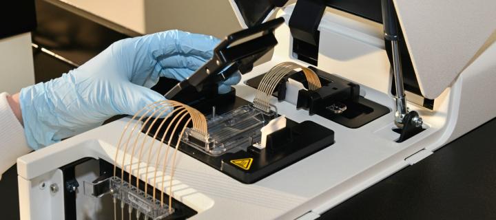 Genome sequencing machine
