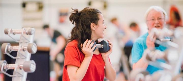 Lady lifting a dumbbell at the Pleasance gym