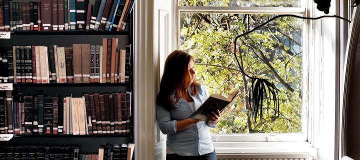 Student reading in George Square building.