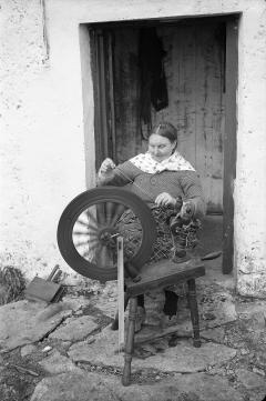 Mrs Annie Gillies, St Kilda, 1938. Photo by Robert Atkinson (SSSA S319)