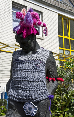 Photo by Piknyjosef, knitted decoration on a male statue ion Bohmte, Germany