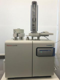Scientific equipment, which is an organic elemental analyser in a laboratory