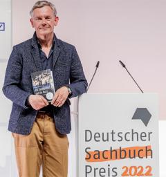 Dr Stephan Malinowski accepts the Deutsche Sachbuchpreis, German Non-fiction Prize