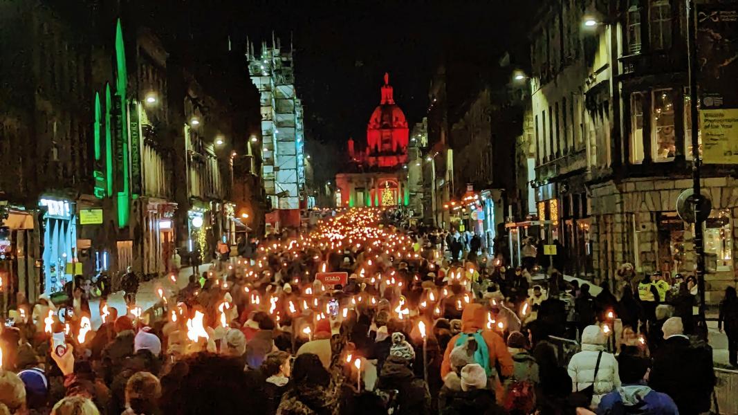 When a candle is transformed into a beautiful river by the collaboration of 20,000 people during Hogmanay in Edinburgh!