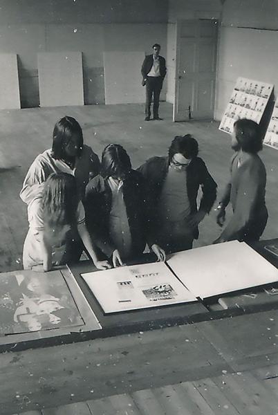 Student helpers and Düsseldorf SGA curator Jürgen Harten in front of Sigmar Polke’s paintings Solutions I-IV (1969). Photo