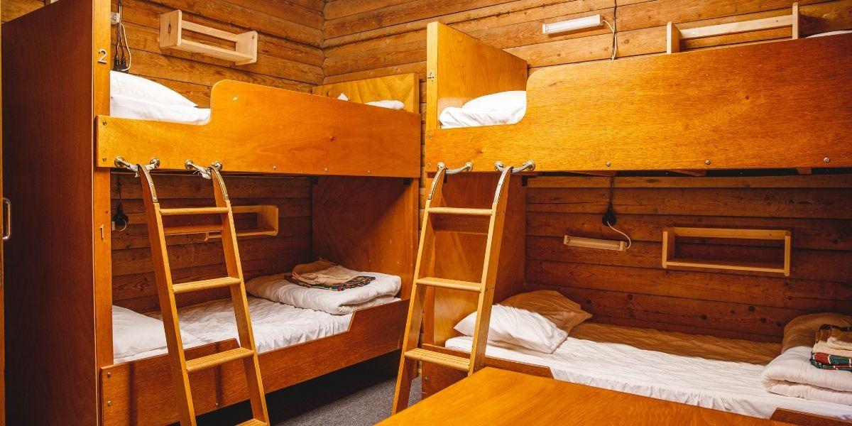 Room with 2 bun beds