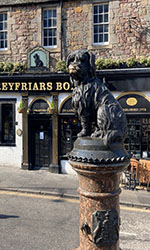 Greyfriar’s Bobby statue outside the church yard.